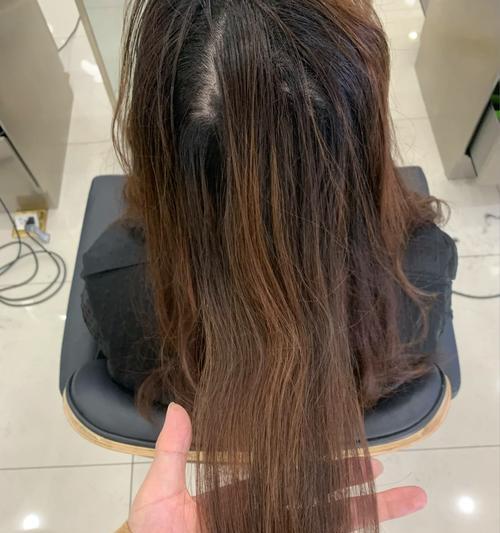 手机摄像头出现棕色斑点是何原因？